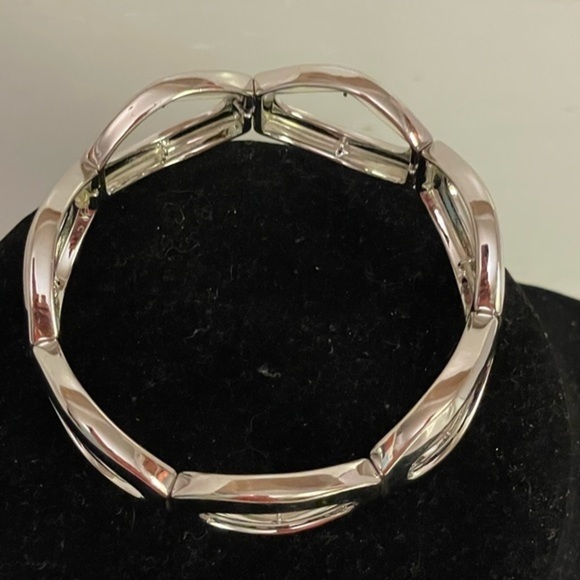 8 chunky polished silver tone wide hinged open link stretch bracelet - Picture 2 of 4